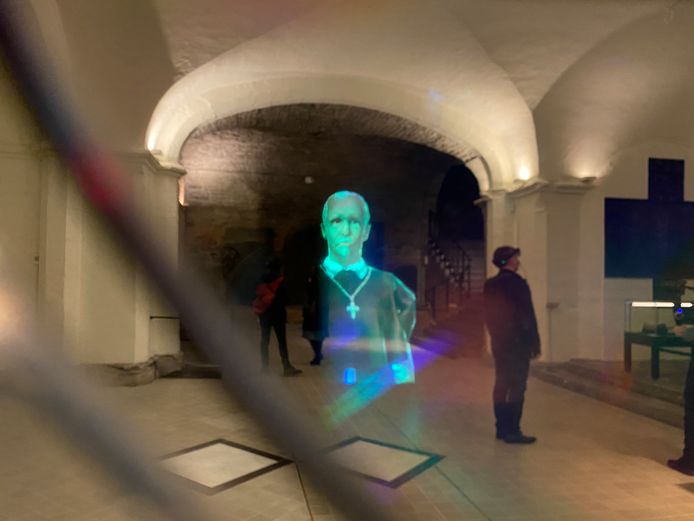 Een hologram van bisschop Antonius Triest vertelt de geschiedenis van de kathedraal.