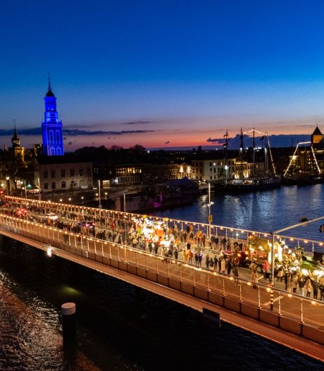 Eén grote lampionoptocht over de stadsbrug in Kampen: ‘Sommige deelnemers vinden het jammer’