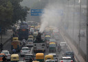 Een anti-smogkanon spuit speciaal water in de lucht om de luchtvervuiling tegen te gaan in New Delhi.