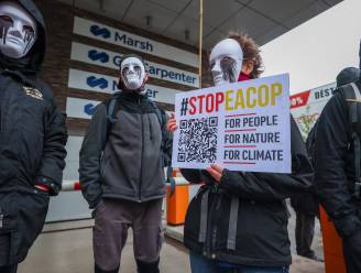 Klimaatactivisten blokkeren toegang verzekeringsmaatschappij Marsh in Oudergem uit protest tegen oliepijpleiding