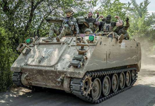 Oekraïense soldaten verplaatsen zich met een M113-pantservoertuig. (09/06/23)