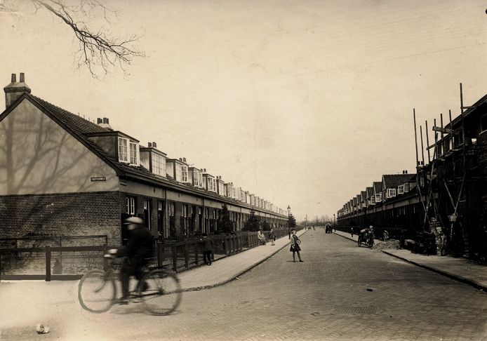 De Sint Bonifaciusstraat, gezien vanaf de Soesterweg, vlak na de oplevering in 1918 . Op nummer 61 is sinds 2007 het wijkmuseum Soesterkwartier gevestigd. Dat was een geschenk van woningbouwcorporatie Portaal ter gelegenheid van het  100-jarig bestaan.