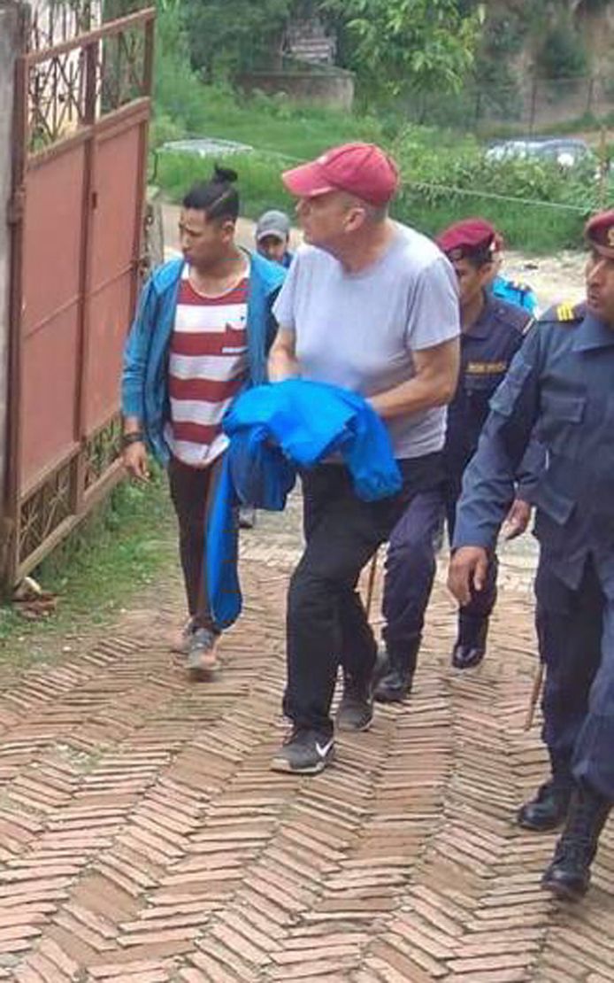 Peter Dalglish op weg naar de rechtbank in Nepal.