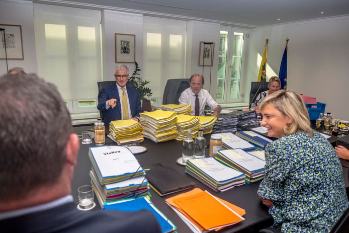 De Vlaamse regering gistervoormiddag, bij de start van de ministerraad die tot diep in de nacht duurde.