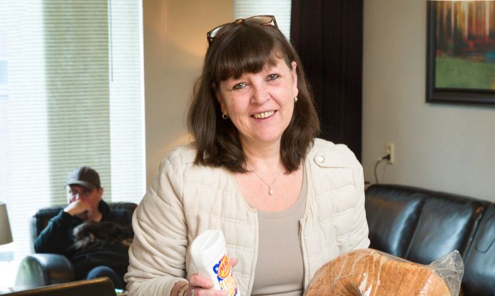 Marion de Koning tussen de boodschappen voor minder bedeelde dorpsgenoten. Op de achtergrond haar man Ton.