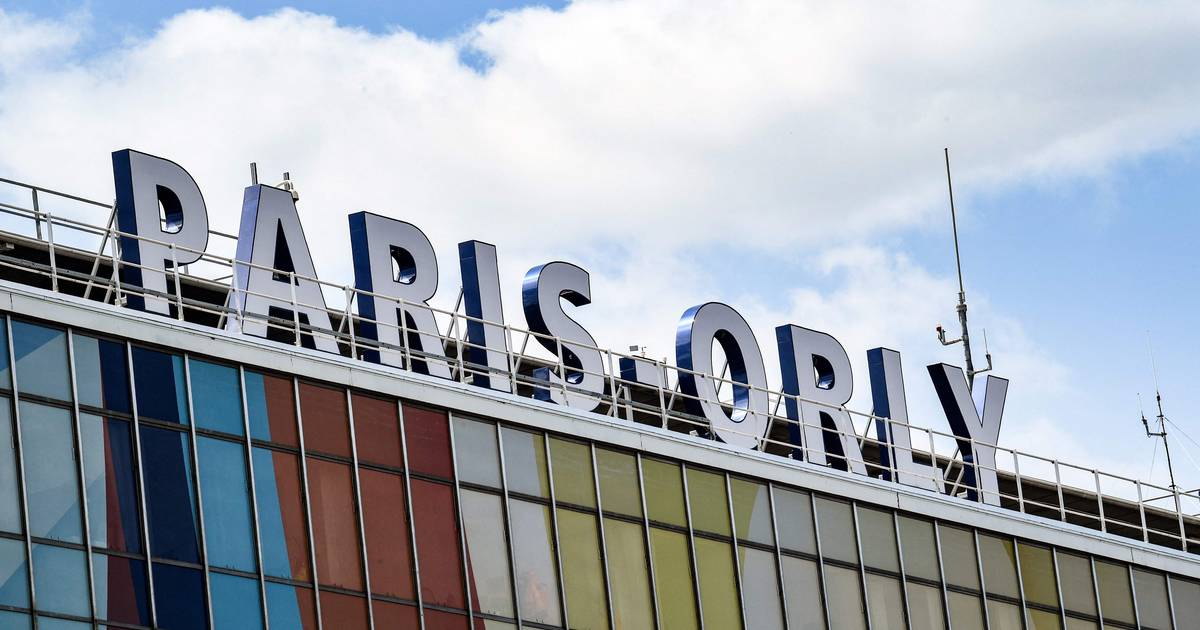 Un uomo è stato trovato affetto da grave ipotermia sul carrello di atterraggio dell'aeroporto di Parigi, un aereo proveniente dall'Algeria  al di fuori