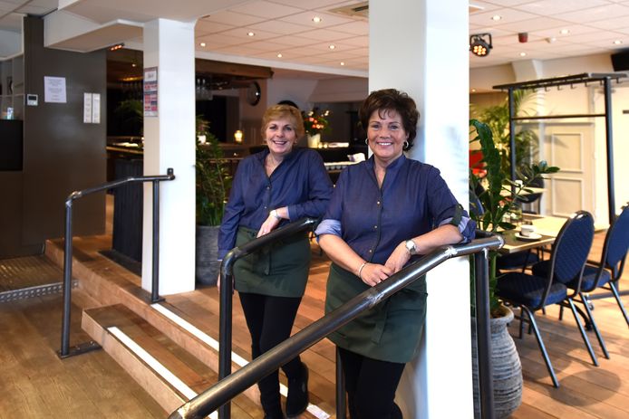 DORST - Carmen Vermeer en Mirna van den Berg in het totaal verbouwde café Mireal in Dorst