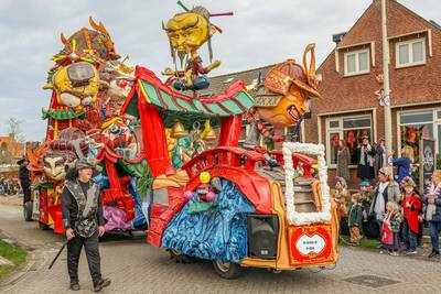 Kijken of de wagen werkt zoals hij moet werken tijdens ‘proefrondje’ Lepelstraat: ‘Bij je eigen klie