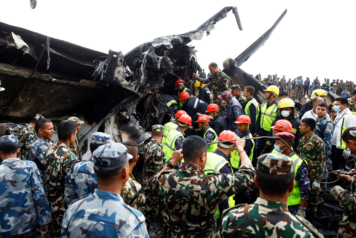 Ютуб авиакатастрофы. Крушение самолета в Непале в горах мир наизнанку. Самолет в Непале разбился мир наизнанку. Мир наизнанку крушение самолета Непал.
