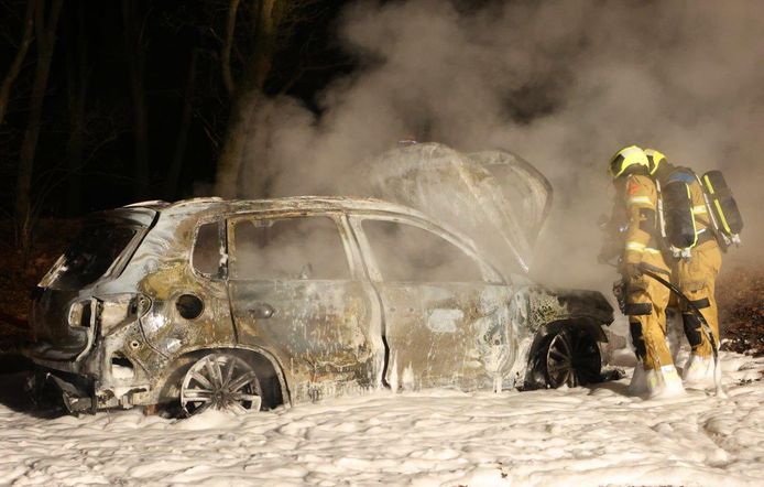 Een auto brandde uit in Helvoirt.