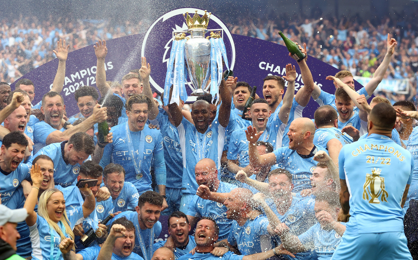 De vierde landstitel in vijf jaar tijd wordt uitbundig gevierd door de spelers van Manchester City.