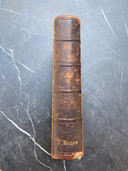 Het gebedsboek van de opa van Martijn Docters met de in kaft de letters van zijn naam