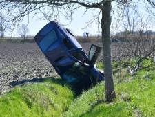 Auto in de sloot bij Ellewoutsdijk, bestuurder licht gewond