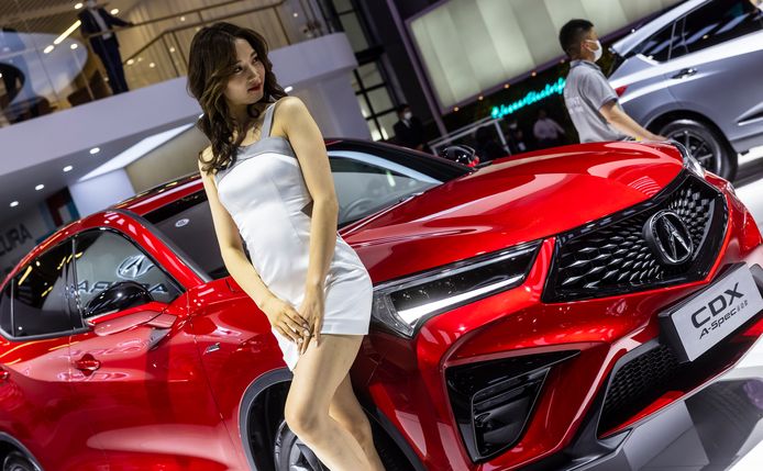 Een fotomodel poseert op de stand van Acura, het luxemerk van Honda dat wel in de VS en Azië, maar niet in Europa wordt verkocht.