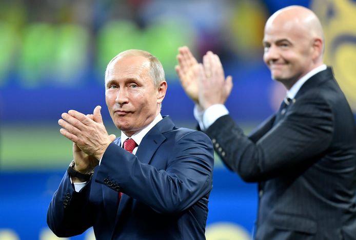 Vladimir Poetin, met achter hem FIFA-baas Gianni Infantino.