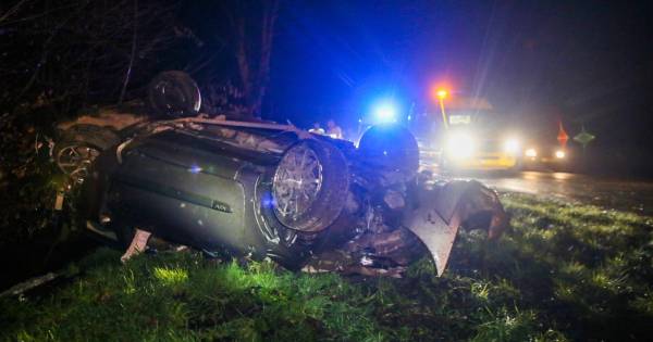 Twee gewonden bij auto over de kop in Gemert, politie onderzoekt of bestuurder alcohol had gedronken.