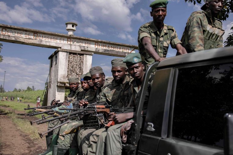 Rebellen van de M23-militie verlaten een Oost-Congolese militaire basis. Beeld AFP