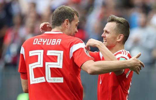 Artjom Dzjoeba en Denis Tsjerysjev zijn blij met de zege van de Russen.