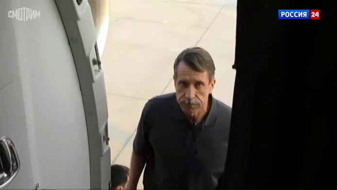 Viktor Bout stapt in het vliegtuig op de luchthaven van Abu Dhabi.