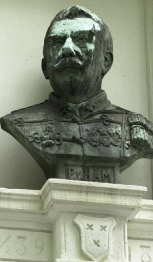 Het borstbeeld van generaal Van Ham.