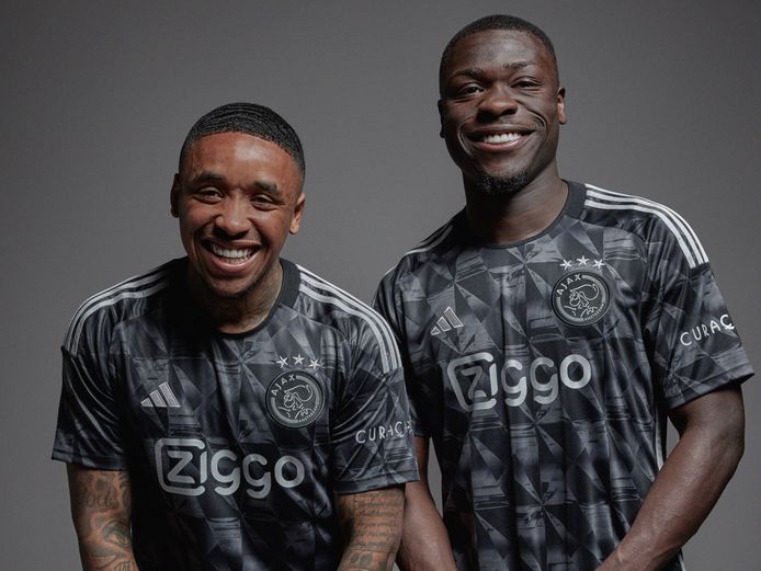 Ajax presenteert derde tenue met diamantenpatroon voor het seizoen