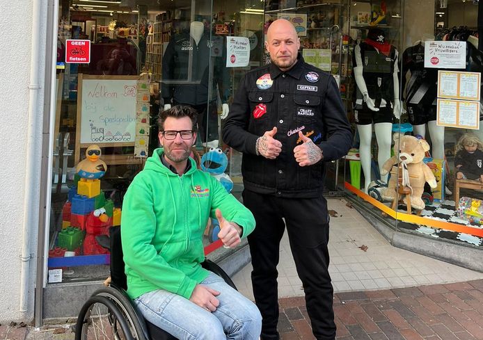Joost Konijnenbelt (links) en Adrian Oostlander voor de Speelgoedbank aan de Grotestraat in Almelo.