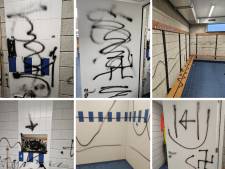 Voetbalclub Veensche Boys geschokt door kleedkamers onder de graffiti: ‘Wie doet zoiets?’
