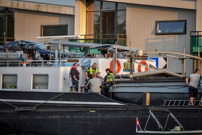 De complete stuurhut van het vrachtschip Actief werd gekraakt. Wonder boven wonder bleven de opvarenden ongedeerd.