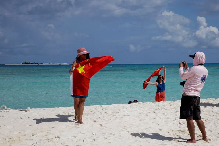 Chinese toeristen poseren op Qanfu, een van Paracel-eilanden  Beeld AP