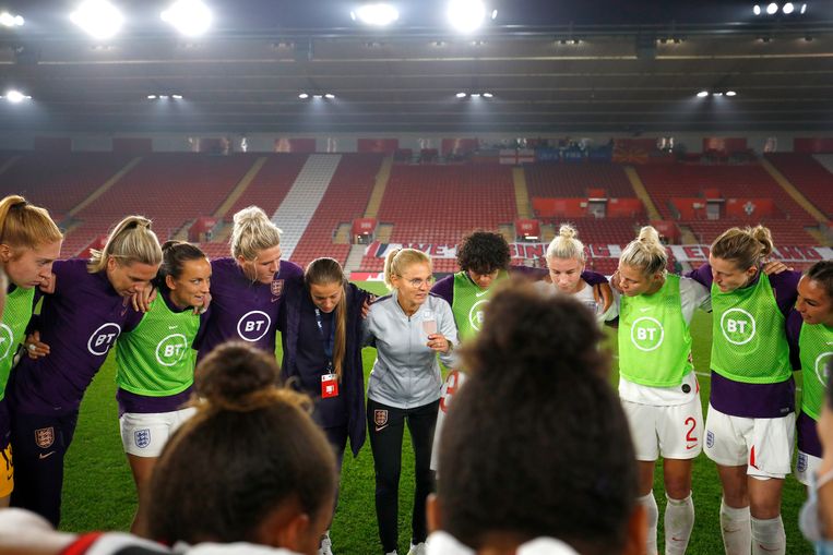 Sarina Wiegman praat met haar speelsters na het met 8-0 gewonnen WK-kwalificatieduel met Noord-Macedonië in het St. Mary’s Stadium van Southampton.  Beeld The FA via Getty Images