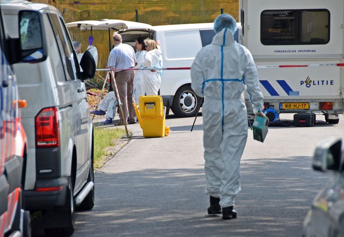 22 juni: rechercheurs van de forensische dienst zijn bezig met onderzoek na de vondst van het lichaam in Westdorpe (Zeeuws-Vlaanderen).