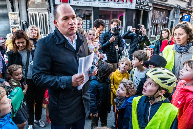 De Brusselse burgemeester Philippe Close (PS) spreekt schoolkinderen en hun ouders toe op het pleintje aan de Vlaamse Poort.  Beeld Tim Dirven