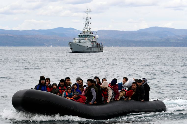 Migranten arriveren bij het Griekse eiland Lesbos. Beeld AP