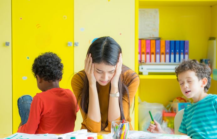 Een kleuterjuf met stress zou vroeger met pensioen kunnen, aangezien kleuters tillen of lawaaioverlast wordt aanzien als zwaar werk.