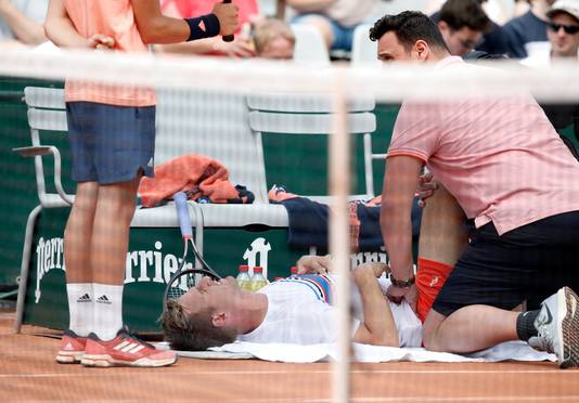 Peter Gojowczyk wordt behandeld op Roland Garros.