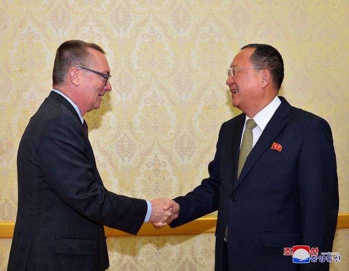De Noord-Koreaanse minister van Buitenlandse Zaken, Ri Yong-Ho, schudt de hand van VN-gezant Jeffrey Feltman.