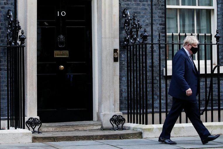 De Britse premier Boris Johnson bij zijn ambtswoning op 10 Downing Street in London. Beeld REUTERS