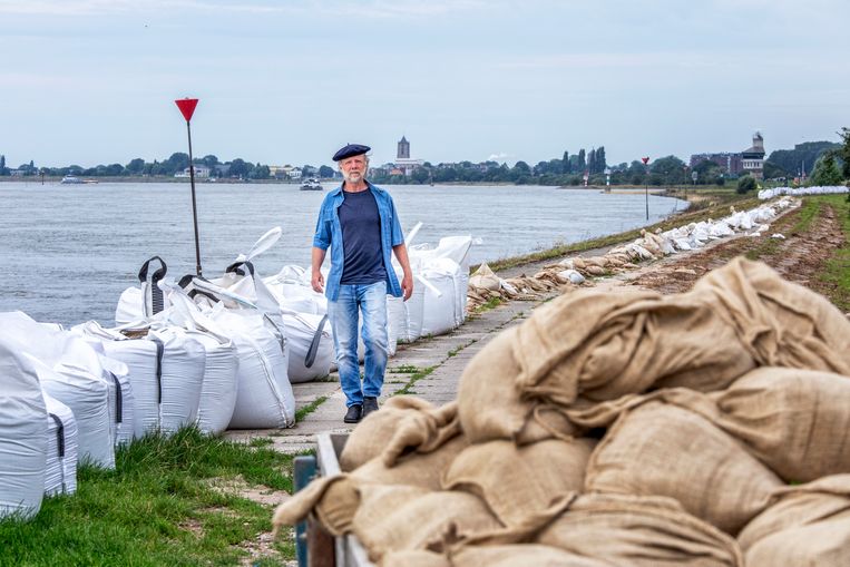 Marten Scheffer,  hoogleraar Aquatische Ecologie, aan de Waaldijk in Echteld.  Beeld Raymond Rutting/VK