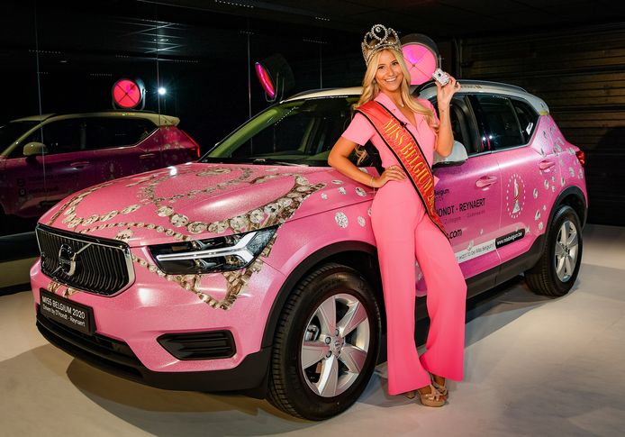 elf Glimlach Verslaafde Miss België neemt roze droomauto in ontvangst en komt zo eindelijk nog eens  in het publiek | Showbizz | hln.be