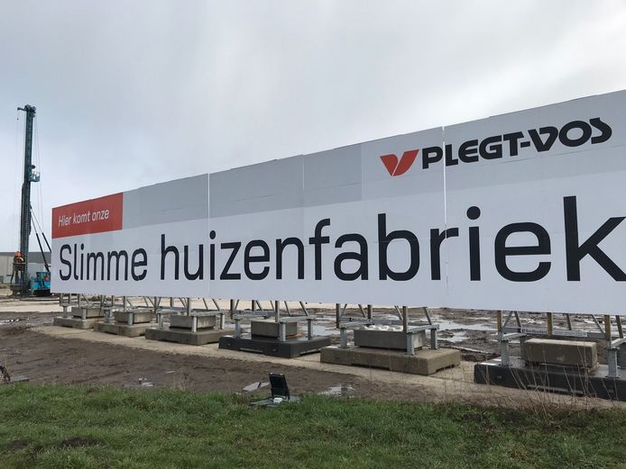 Het originele, complete bouwbord van Plegt-Vos aan de N36 in Almelo voor de diefstal van een deel van het bord.