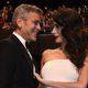 Amal Clooney steelt de show op de rode loper met haar babybuik