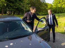 Mark Rutte in stokoude Saab vol vogelpoep naar afspraak: ‘Hij is niet van de luxe’