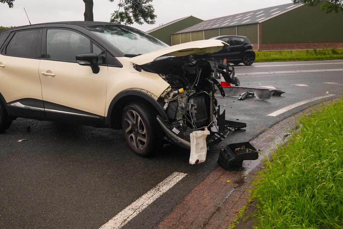 Auto ziet vrachtwagen over het hoofd in Beek en Donk flinke schade