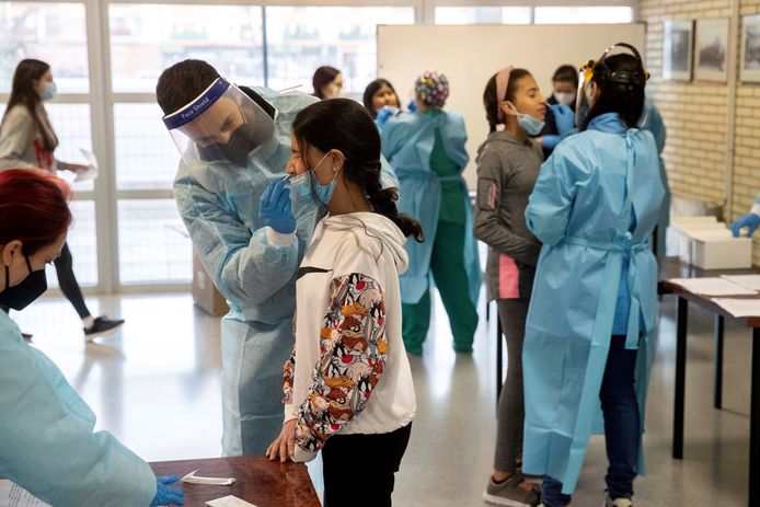 Kinderen ondergaan een coronatest bij terugkeer op school. Ook in Spanje eindigde vandaag de kerstvakantie.