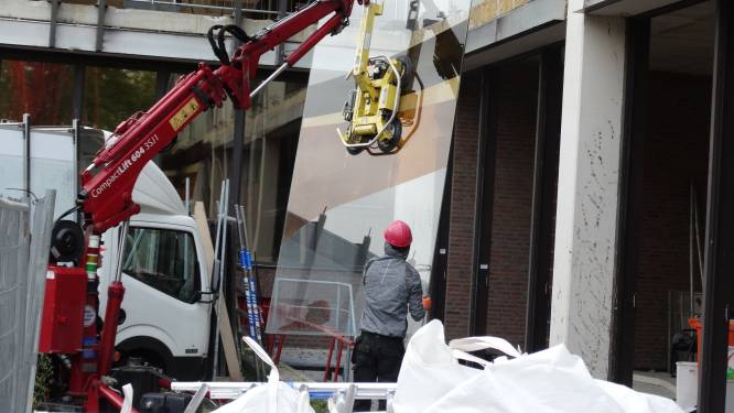Immense glaskunstwerk zonder krasje uit stadskantoor gehaald: ‘Nu nog een nieuw plekje’