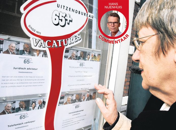 Een vrouw bekijkt raamvacatures bij uitzendbureau 65plus.