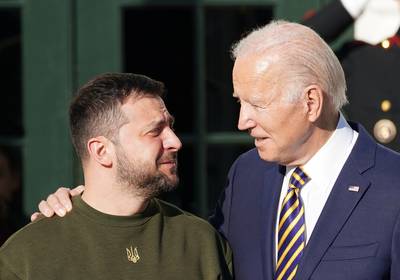 Hartelijke ontvangst voor Zelensky in Witte Huis. Joe Biden prijst “stalen ruggengraat” van Oekraïne en belooft Patriot-raketafweersysteem
