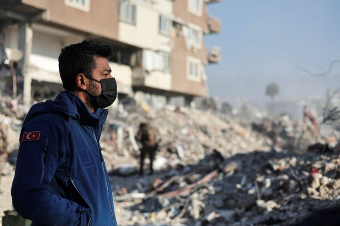 Een man die zijn vader, vrouw en drie kinderen verloor bij de natuurramp staat bij het puin van zijn voormalige thuis in Kahramanmaras.