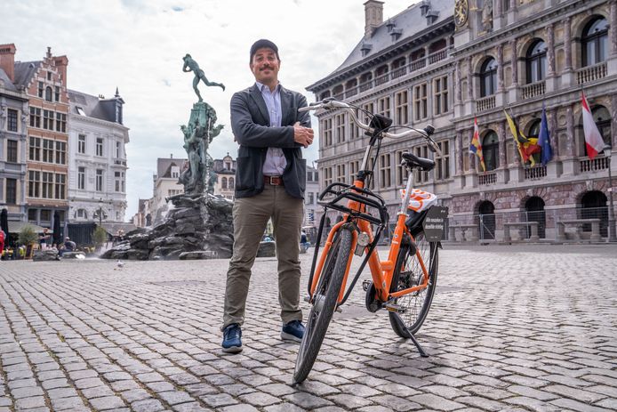CEO en oprichter van het Deense aanbieder van deelmobiliteit Erdem Ovacik. De afgebeelde fiets is een niet-elektrische 'peddle', de e-bike is nog volop in ontwikkeling.