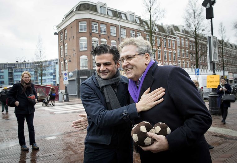 Voormalig lijsttrekkers van 50Plus en Denk Henk Krol en Tunahan Kuzu ontmoeten elkaar tijdens de campagne voor de Tweede Kamerverkiezingen.  Beeld ANP